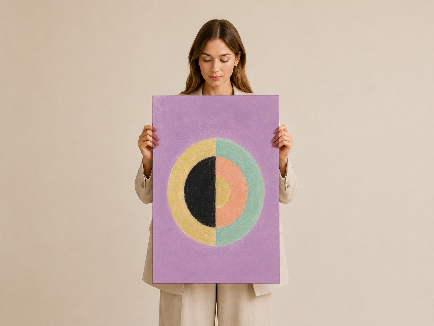 Geometrik daire motifli mor poster, ellerinde tutularak gösterilen duvar tablosu.