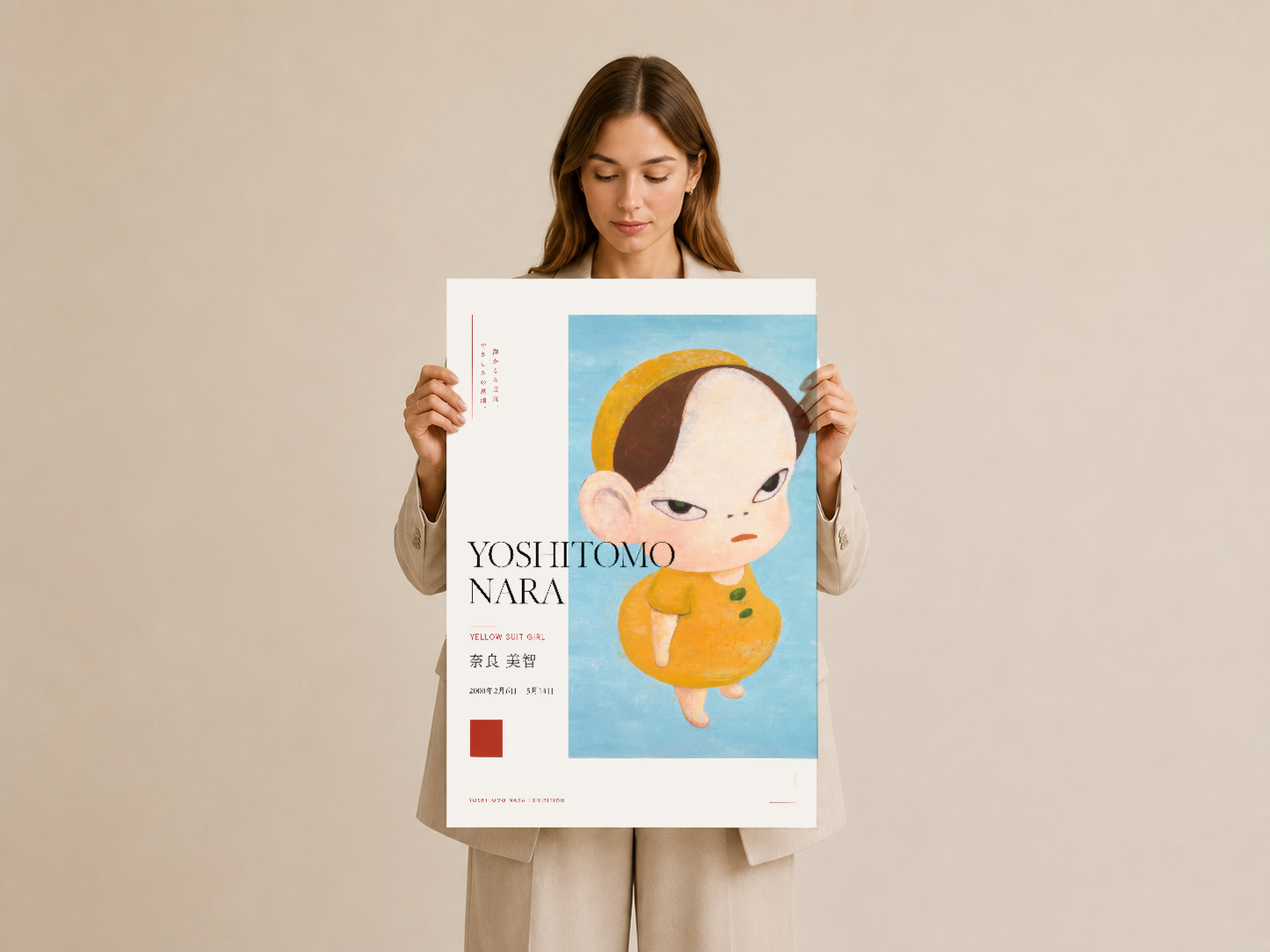 Yoshitomo Nara tablosu kadın tarafından tutularak gösterildi, renkli çizim sanat eseri.