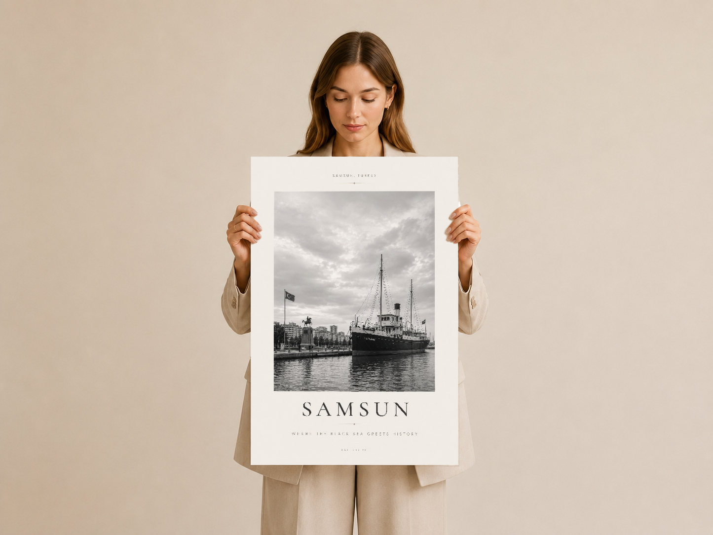 Samsun gemi baskısı, kadın tarafından tutulmuş, vintage liman fotoğrafı, klasik duvar dekorasyonu.