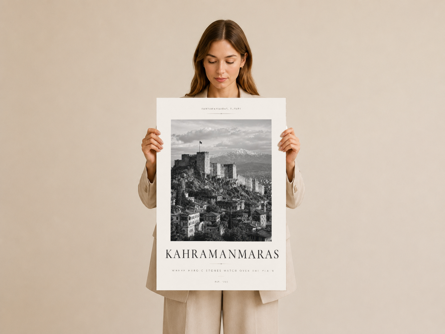 Kahramanmaraş posteri, doğal ışıkta tutulan çerçeveli duvar sanatı eseri.