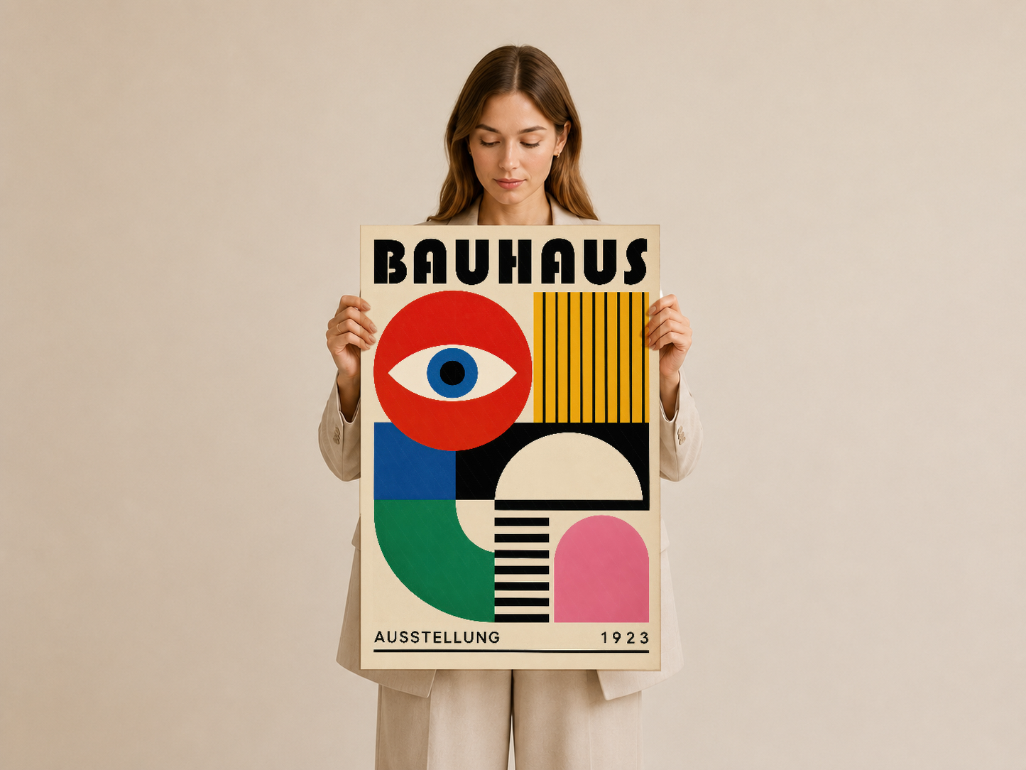 Bauhaus 1923 afişi, kare formatlı posterler için ideal olan, soyut geometrik tasarım ve canlı renklerle dekoratif ürün.