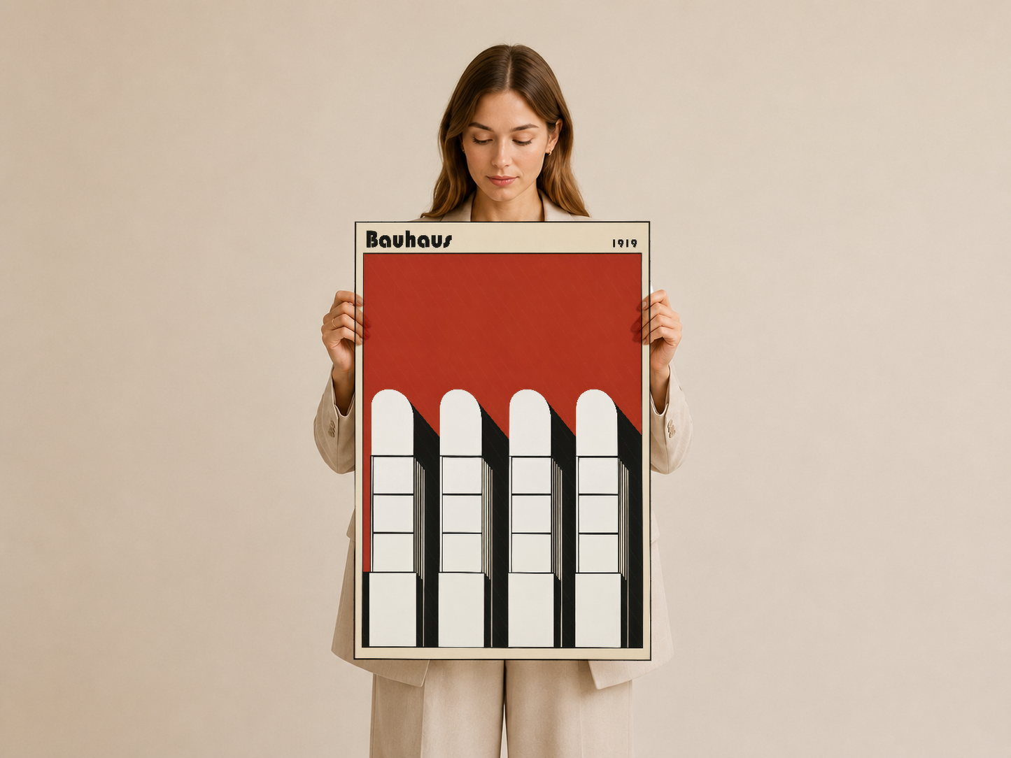 Bauhaus 1919 pencere tasarımı, kırmızı zemin, art deco stilinde dört arkılı pencere motifi taşıyan poster.