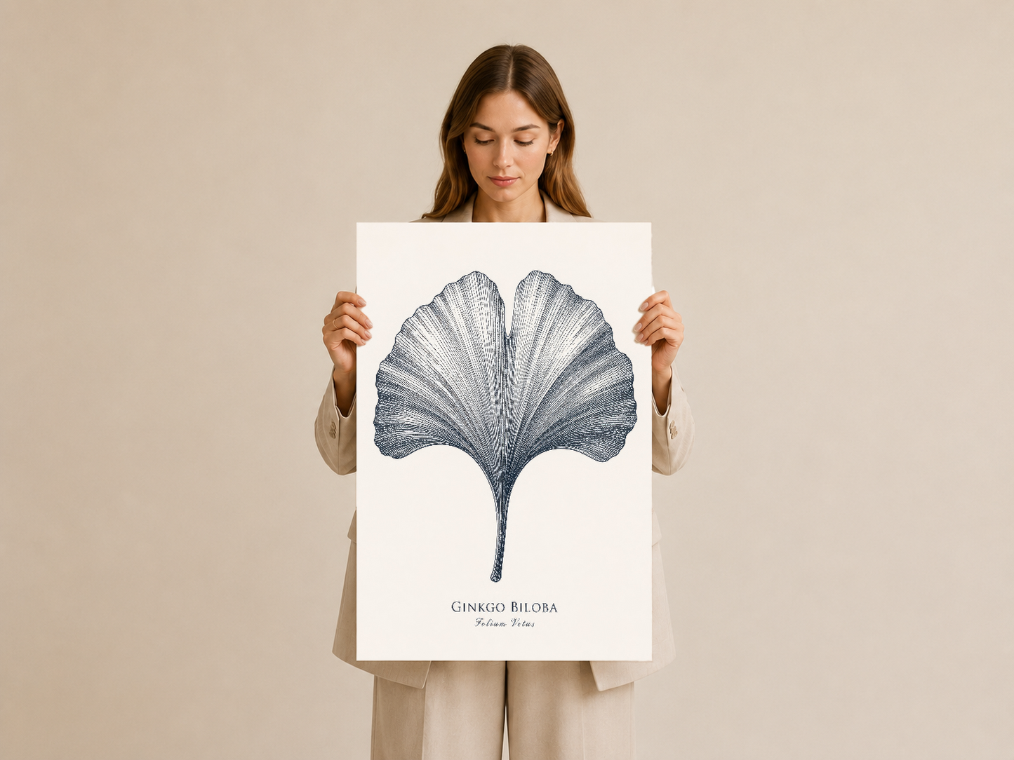 Ginkgo yaprağı baskı, açık beige tonunda minimalist botanik duvar görseli.
