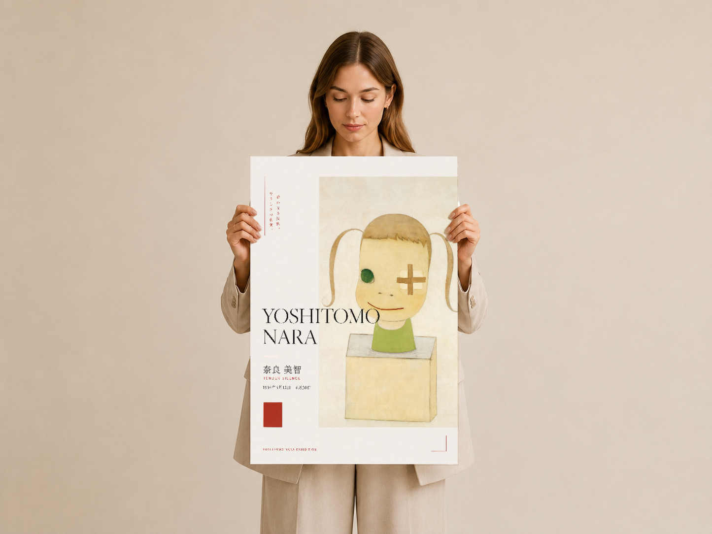 Yoshitomo Nara posterini elle tutan kişi, baskının sanat kalitesini ve düzgün basımını vurguluyor.