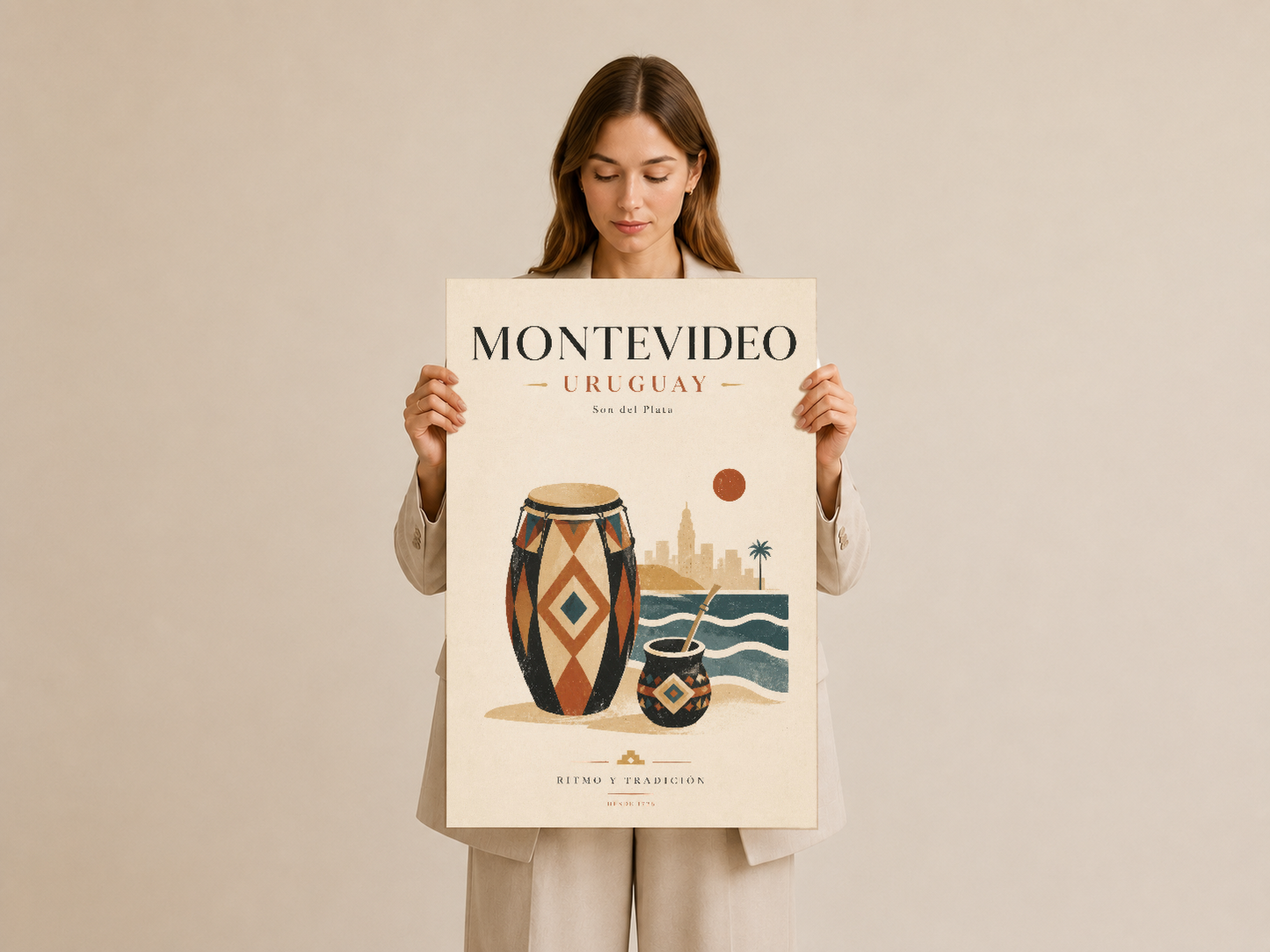 Sıcak renk paleti ile Montevideo Uruguay tablosu, davul motifi ve şehir siluetinin birleştiği şık poster tasarımı.