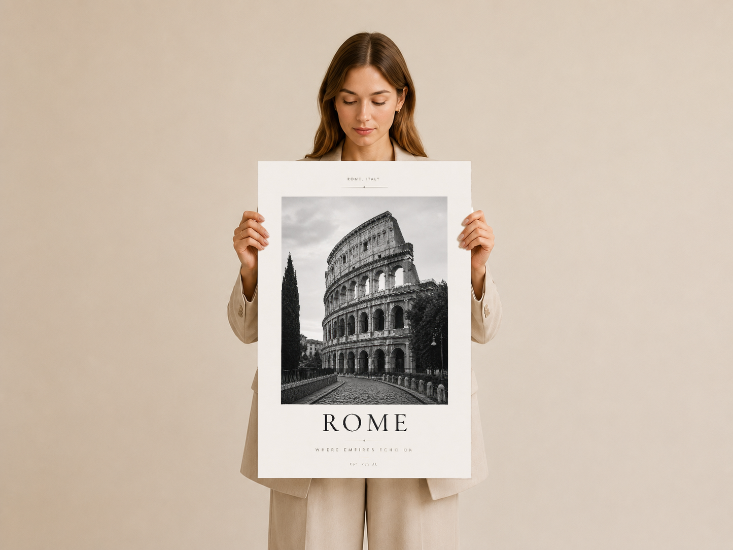 Kadın ellerinde tutulan Roma Kolosyumu posteri, klasik minimalist tasarım.