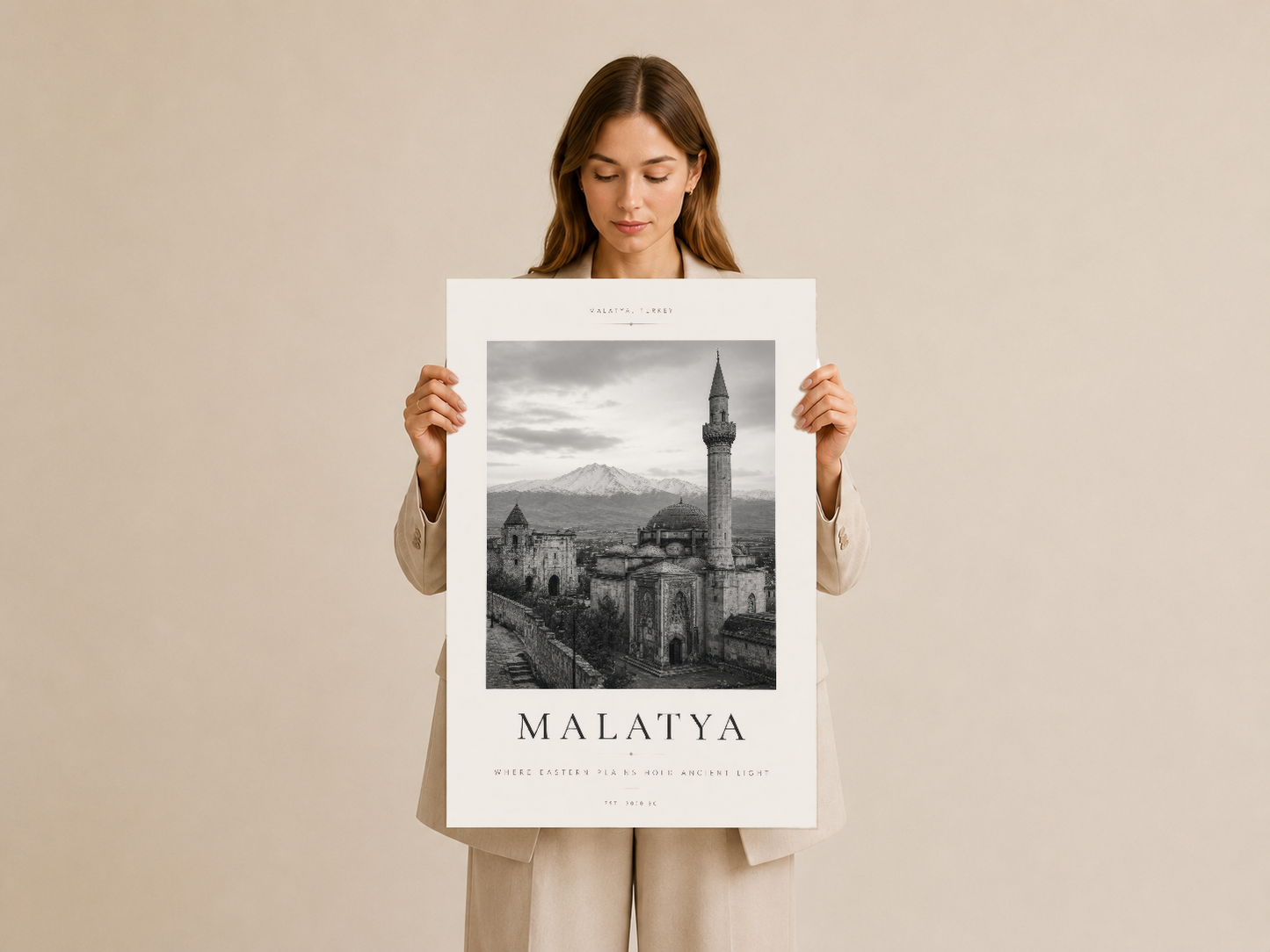 Malatya duvar tablosu, elinde tutan kadın ile ürünün baskı kalitesi ve çerçeve görünümü gösteriliyor.