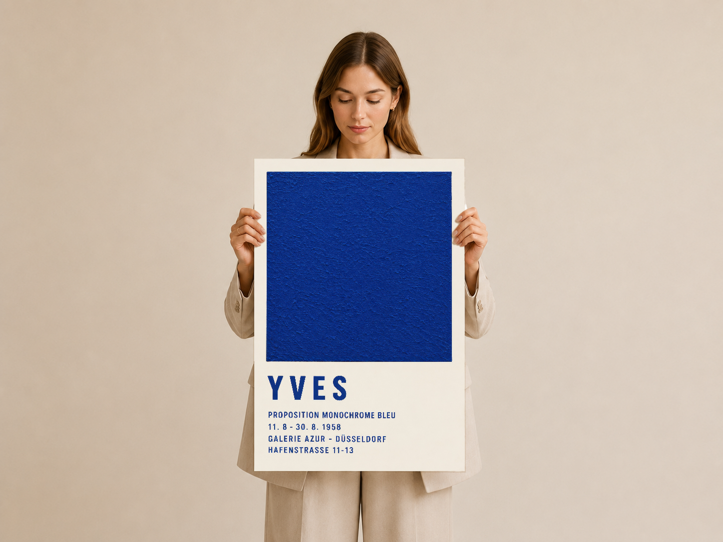 Kadın tarafından tutulan Yves Klein poster, kendine özgü monokrom mavi sanat eserinin detay gösterimi.
