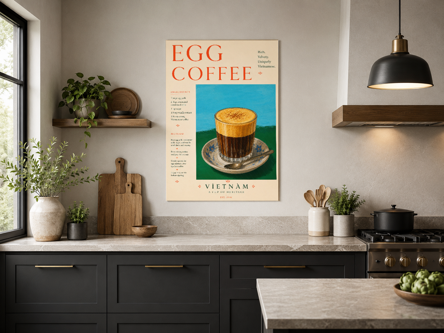 Vietnam Egg Coffee duvar sanatı, vintage rehber tarzında baskı, siyah mutfak mobilyasının üzerinde.