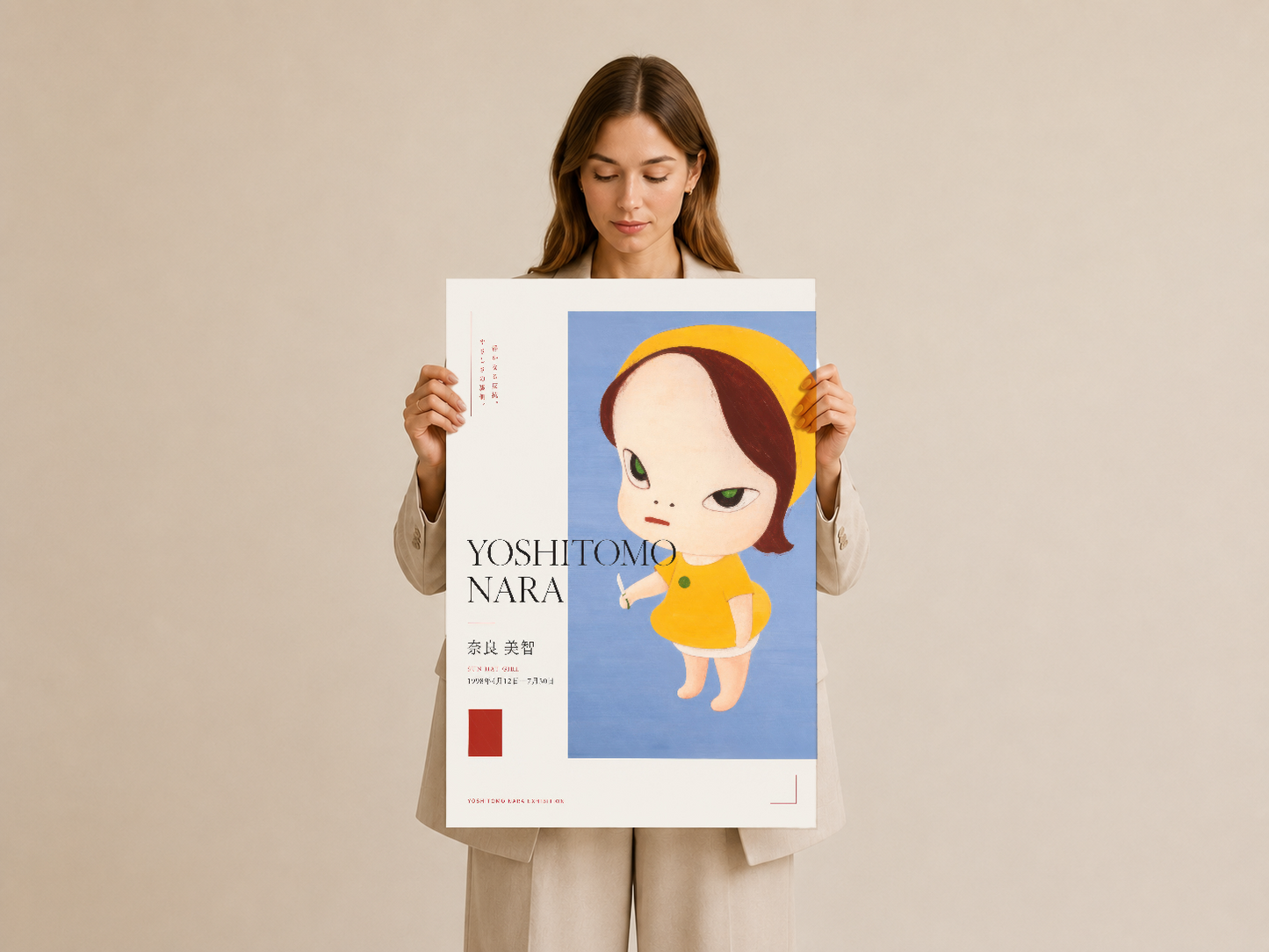 Kadın tarafından tutulan Yoshitomo Nara sanat posteri, detaylı sergiye ait bilgilerle birlikte gösterilen baskı.