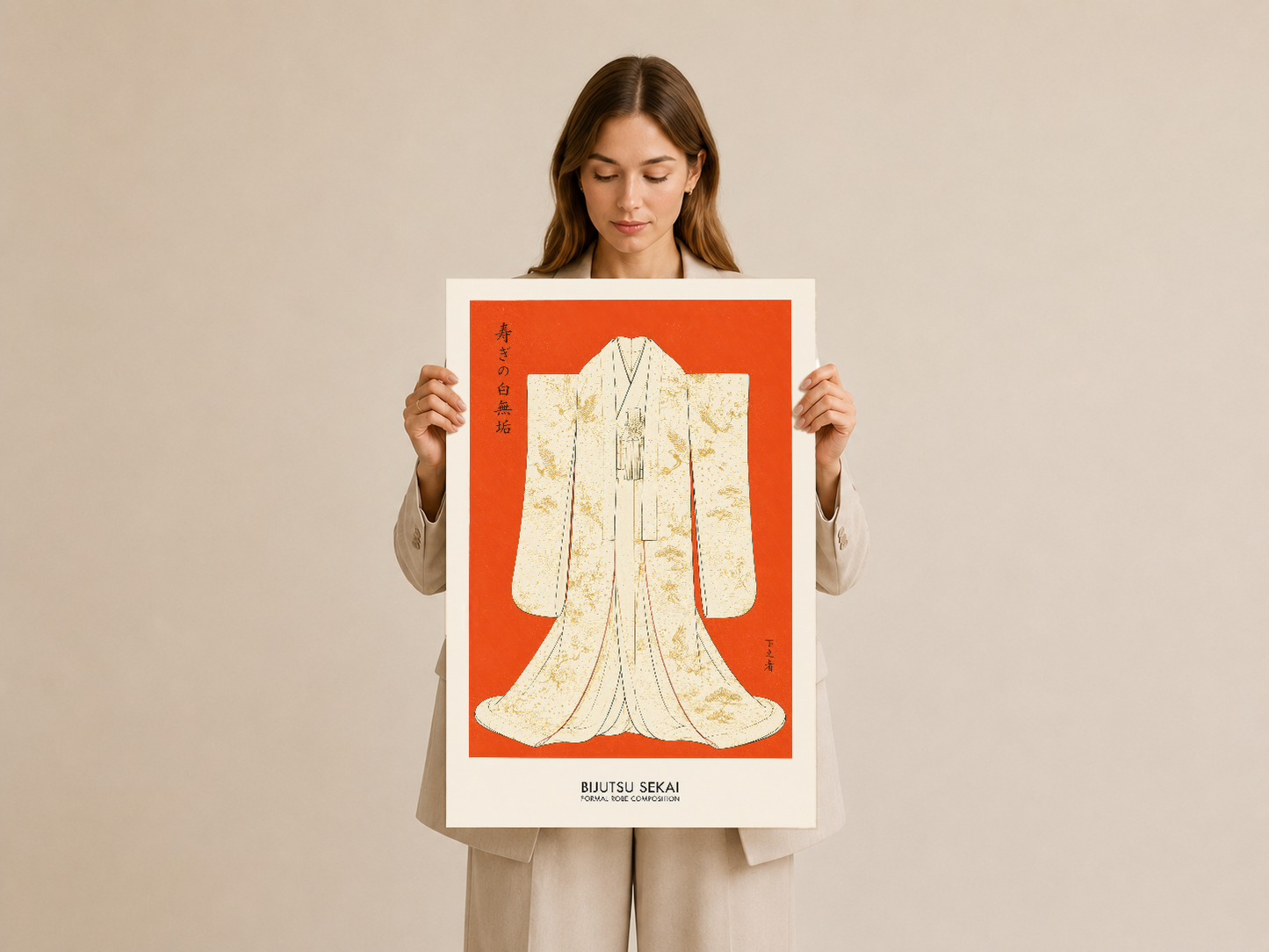 Kadın tarafından tutulan, turuncu-krem renkli kimono tasarımlı poster baskı, sanatsal moda dekorasyonu.