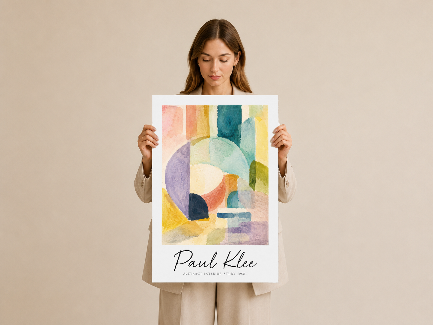 Renkli geometrik desenli Paul Klee poster, el ile tutularak sergilenen yüksek kaliteli baskı.