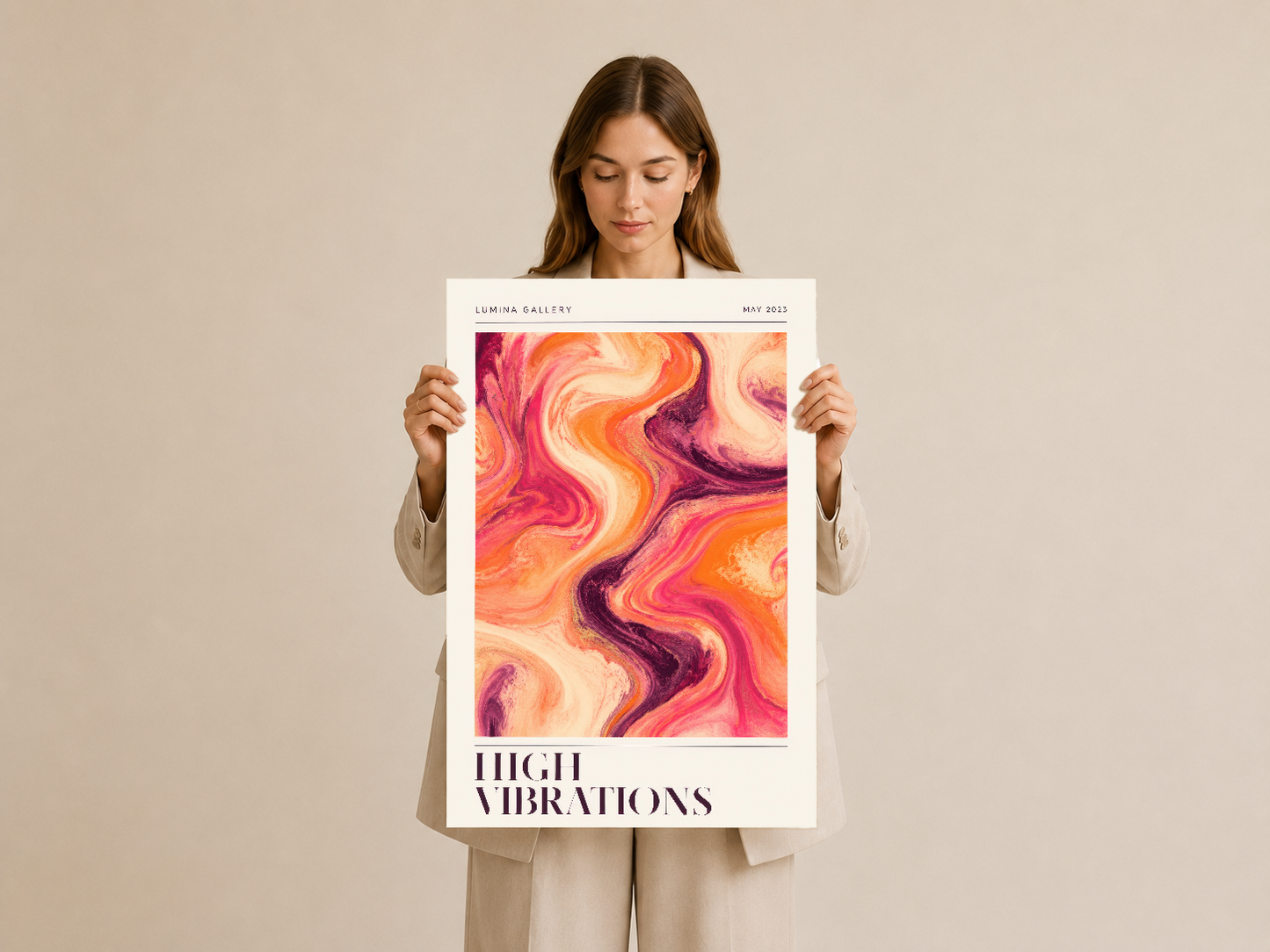 Turuncu ve pembe tonlarında sıvı sanat tablosu, çağdaş tasarım posteri elde tutuluyor.