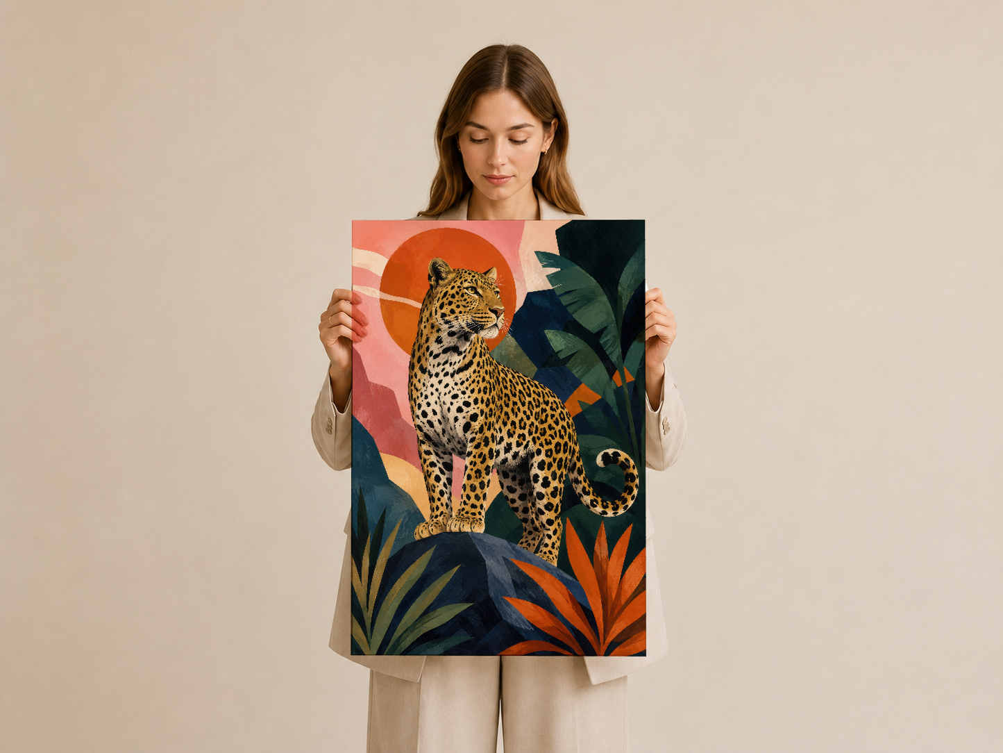Leopar sanat tablosunu elinde tutan kadın, canlı renkli posterini sergiliyor.