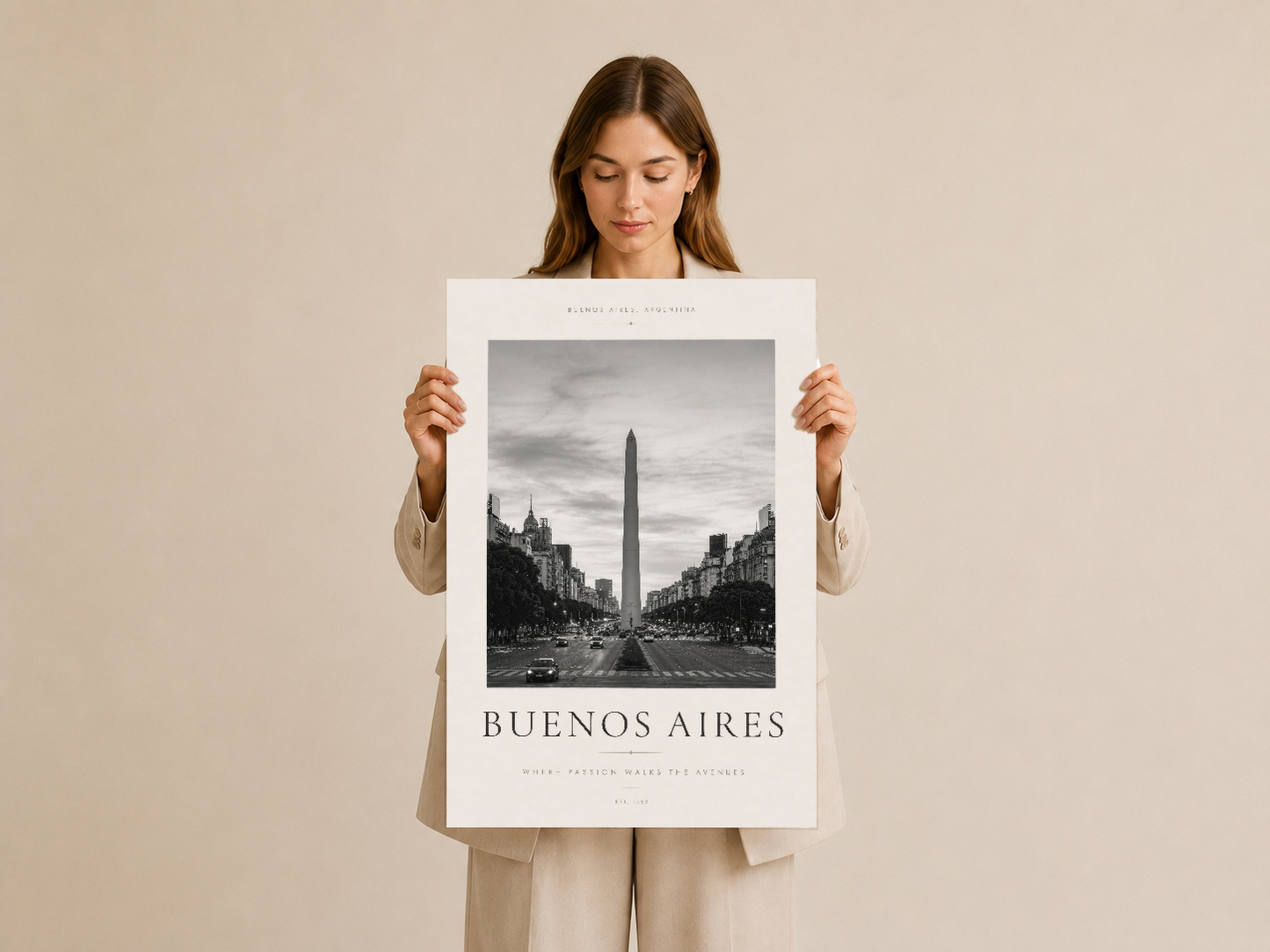 Bej renkli ceket giymiş kadının elinde tuttuğu Buenos Aires Obeli posterinin tam boyut görünümü.