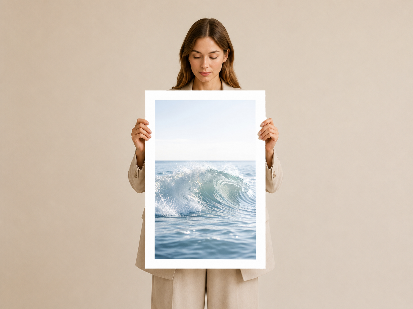 Minimalist estetikle kız tarafından tutulan, kütahya deniz temalı poster baskısı beyaz mat özel çerçeve içinde