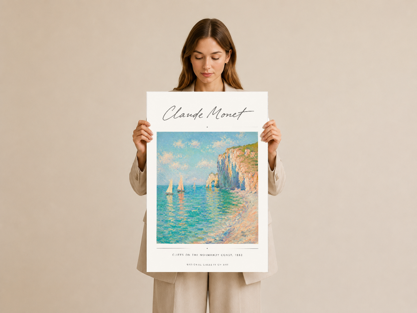 Monet'nin eserini elinde tutan kadın, klasik yelkenli tekneler ve kayalık sahil detaylarını sergiliyor.
