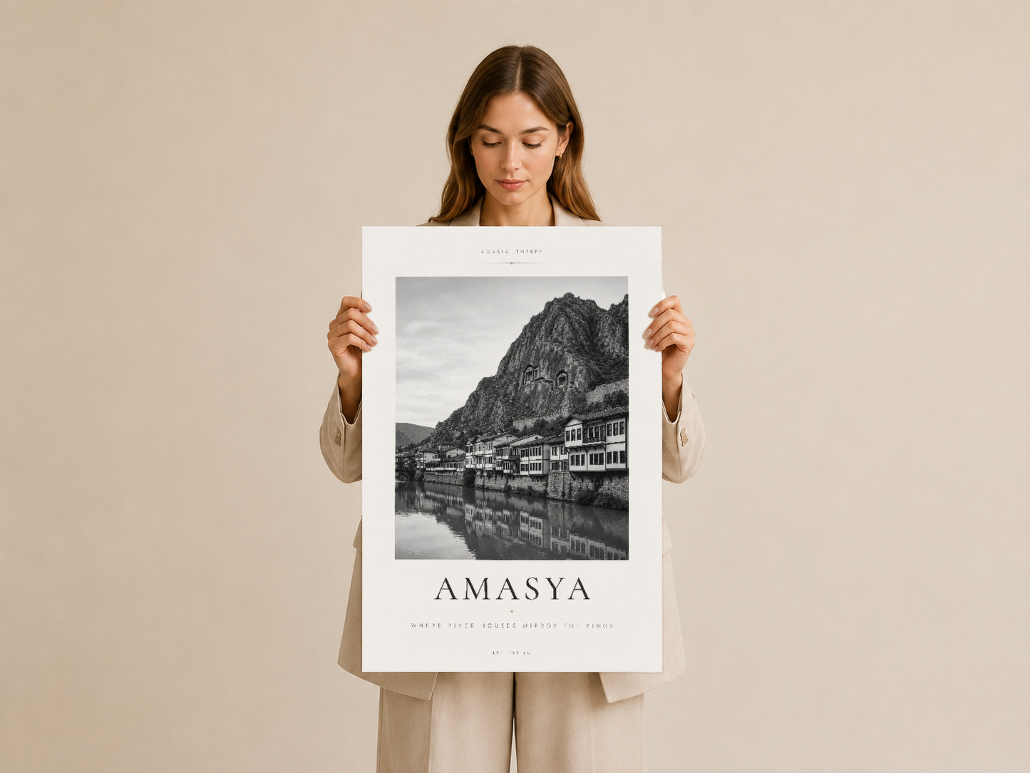 Kadının tuttuğu Amasya Irkı posteri, doğal ışıkta kenar boyutunda yapılmış yüksek kaliteli siyah-beyaz manzara fotoğrafını
