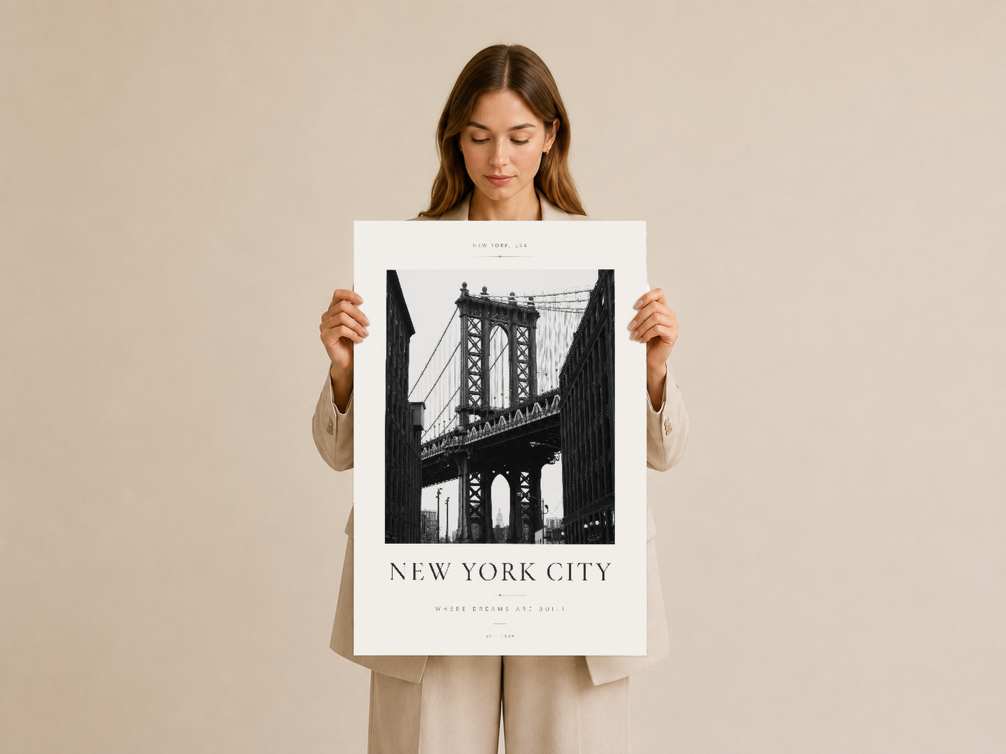 New York City sanat posteri elinde tutan kadın, kaliteli baskı ve profesyonel görünüm.