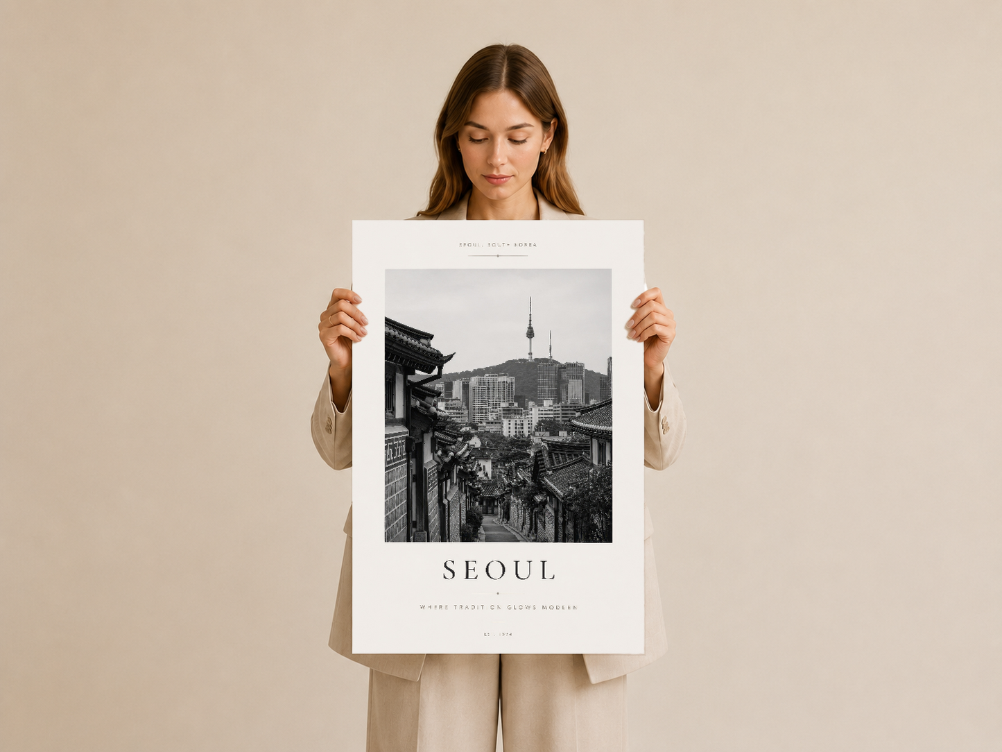 Kadının tuttuğu Seoul şehir manzarası tablosu, zarif siyah beyaz fotoğrafik tasarımlı poster.