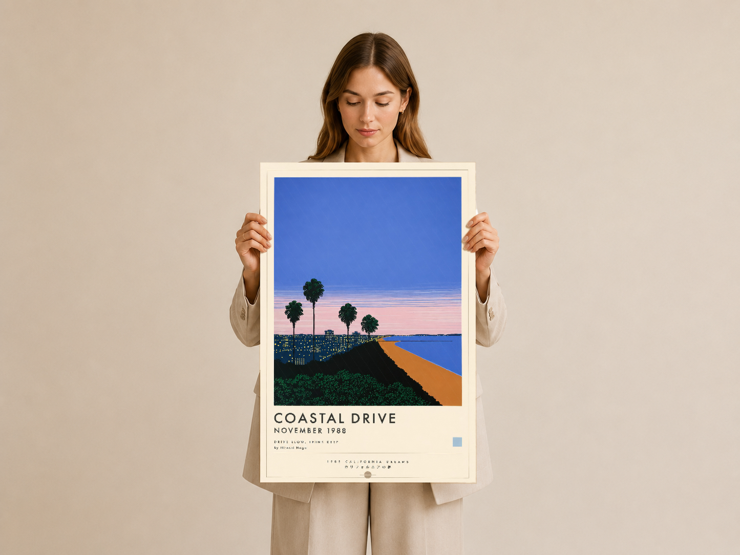 Coastal Drive posterini tutan kadın, beyaz çerçeveli retro stil kıyı manzarası tablosunun boyutunu gösteriyor.