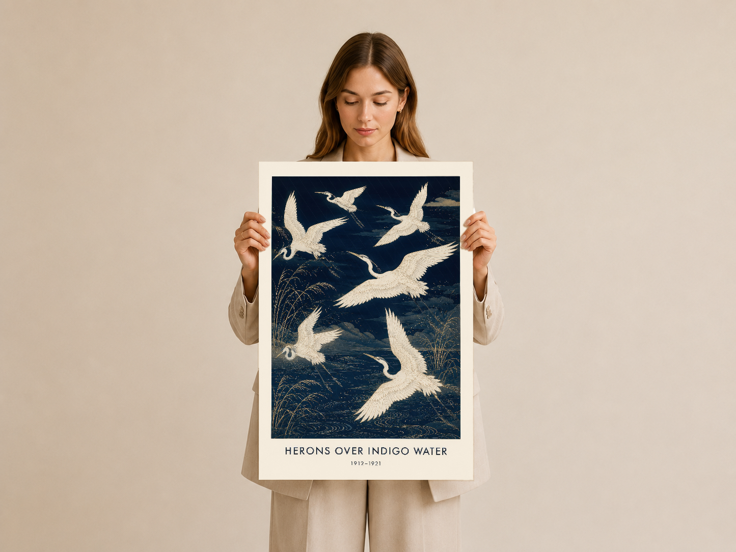 Balık uçuşu temasını gösteren, sade kesimli poster tasarımı elinde tutuluyor.