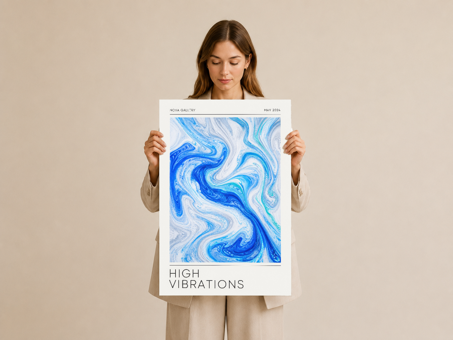 Dinamik mavi akışkan desenli soyut poster, modern sanat koleksiyonunun ön arka açısından gösterilişi.