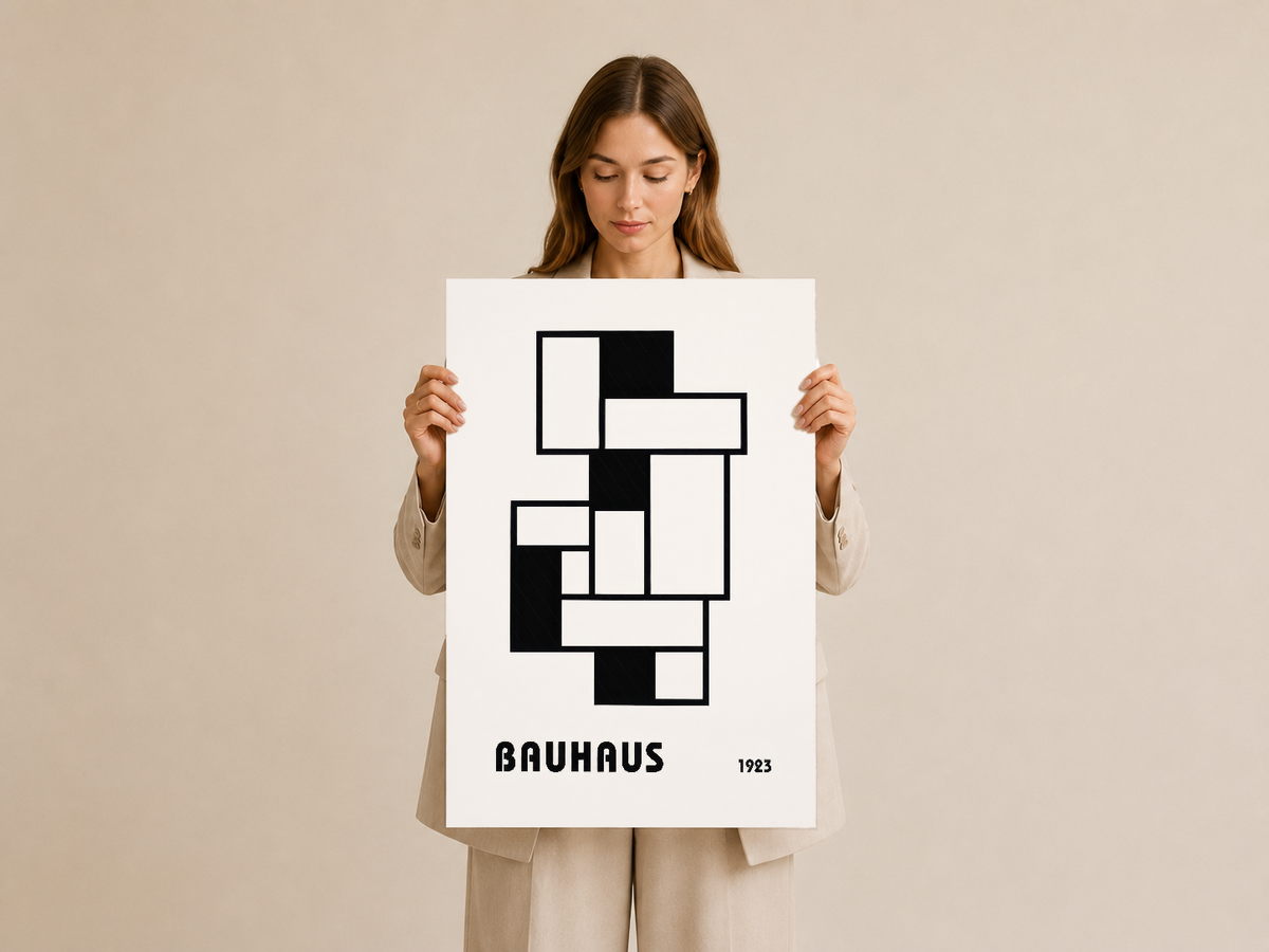 Bauhaus 1923 geometrik siyah beyaz tablo tasarımı, sahibi tarafından dikkatle sunulan sanat eseri olarak gösterilmiş.