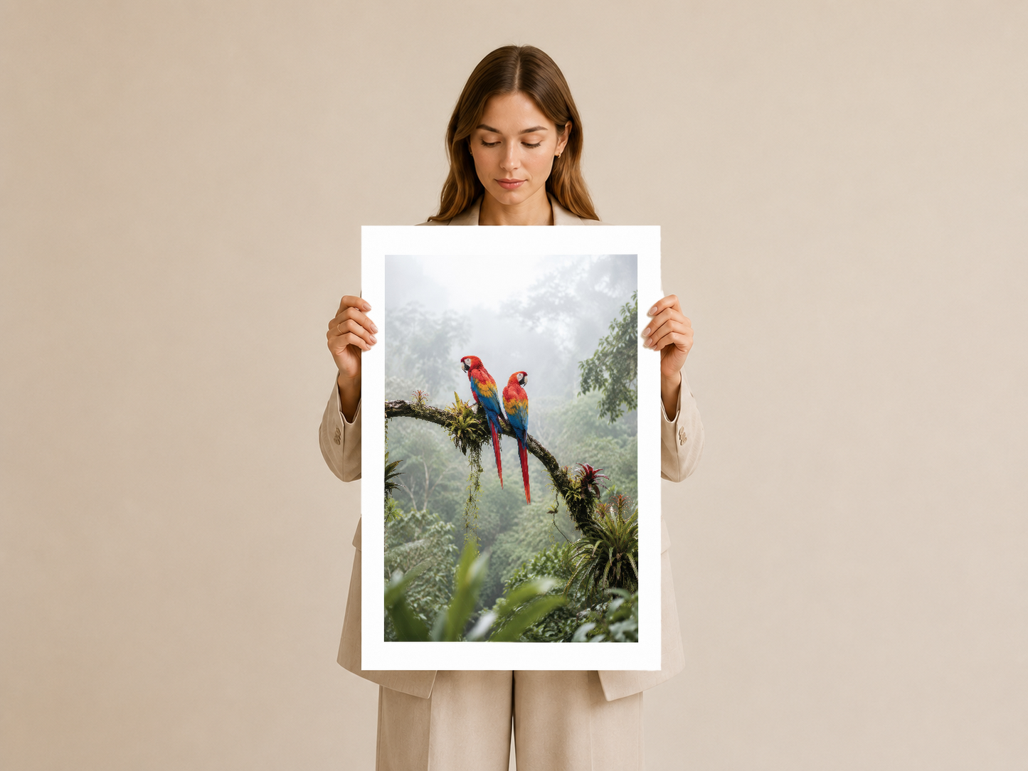 Elinde tuttuğu, macaw papağan manzarası resimli büyük format poster baskı tablosu.