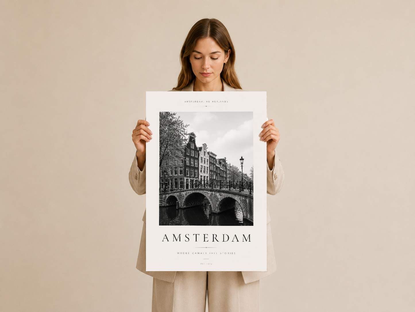 Amsterdam duvar tablosu, tarihi mimarisi ve kanallarıyla klasik şehir posteri olarak sunulmuş.