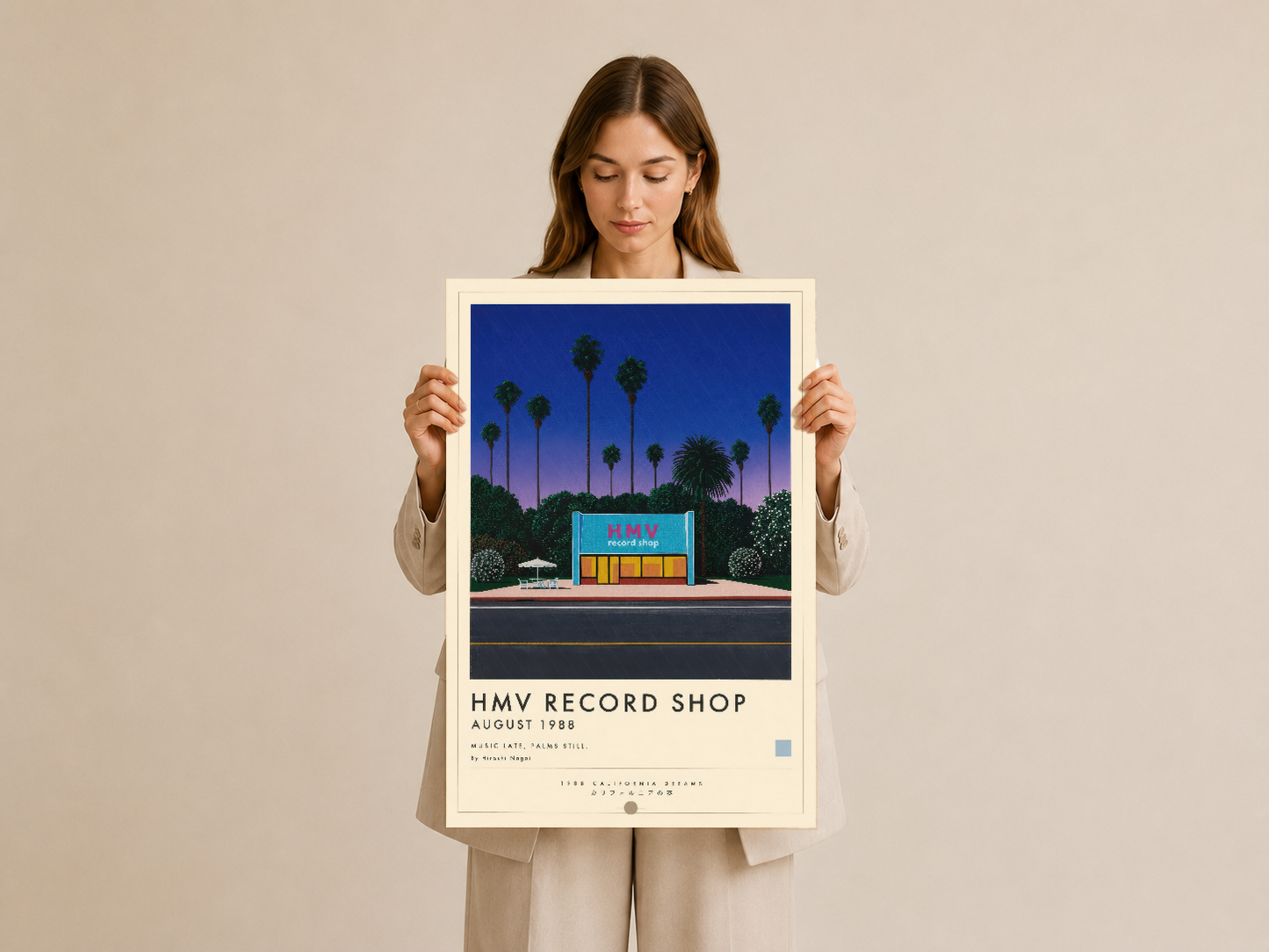 Palmiye ağaçları ve neon renkleriyle neşeli HMV record shop sahnesi, zarif beyaz çerçevede sunulan tablonun yakın görünümü.