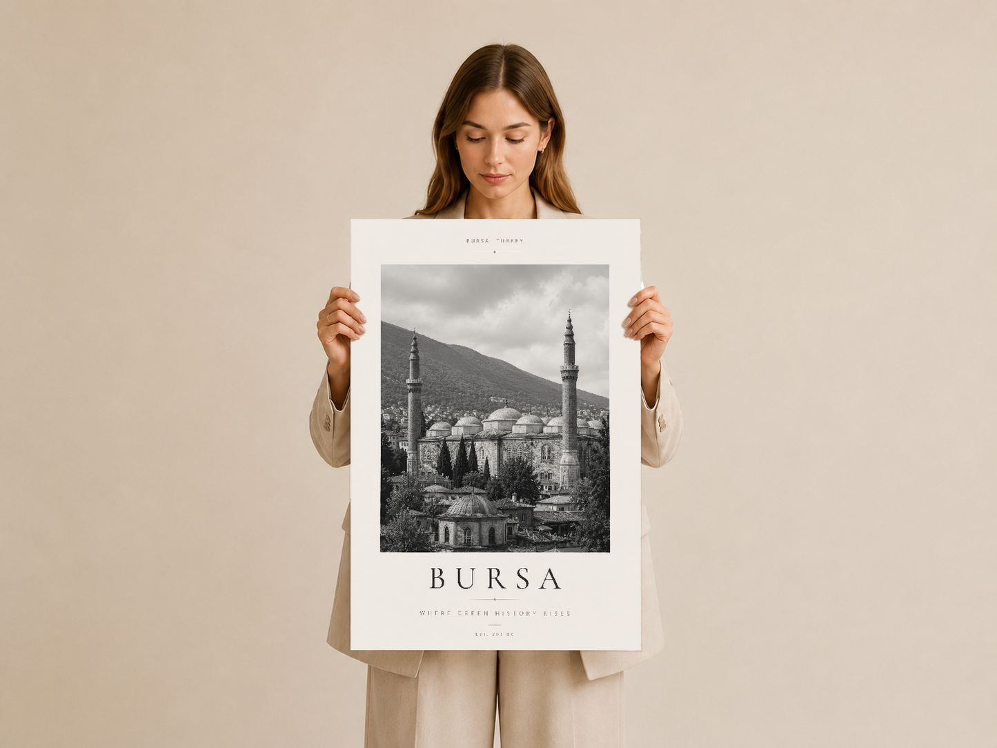 Bursa şehir posteri elinde tutan kadın, sanat baskısının boyut ve detaylarını gösteriyor.