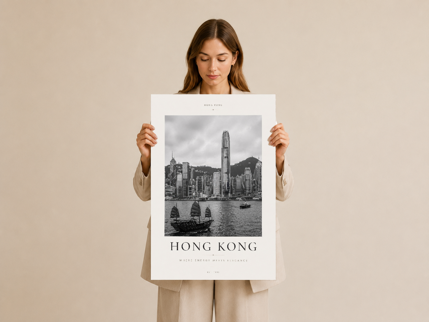 Zarif kadın tarafından tutulan Hong Kong şehrinin siyah-beyaz duvar tablosu, minimalist poster koleksiyonu.
