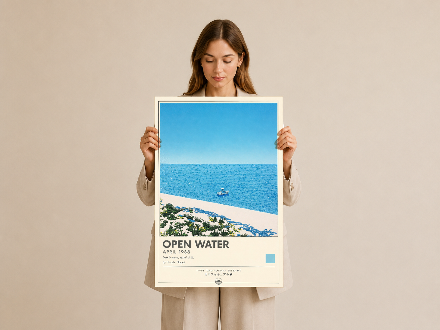 Çağdaş çerçevede, deniz ufkunu gösteren sakin manzaralı poster, iç dekorasyonda zarif bir vurgu oluşturuyor.