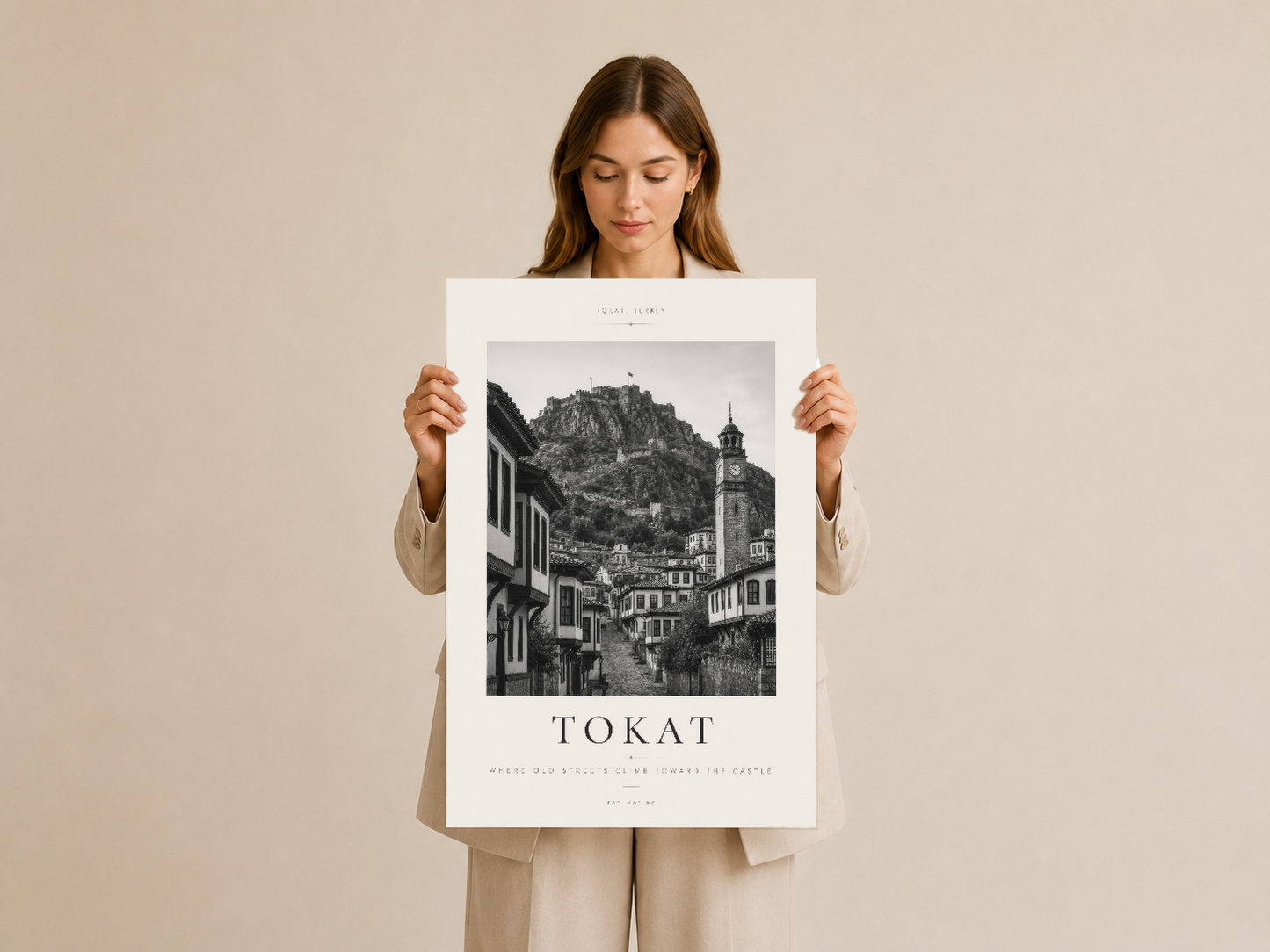 Siyah beyaz Tokat şehir gravürü, yumuşak renk tonda tutulan sanat posteri baskısı.