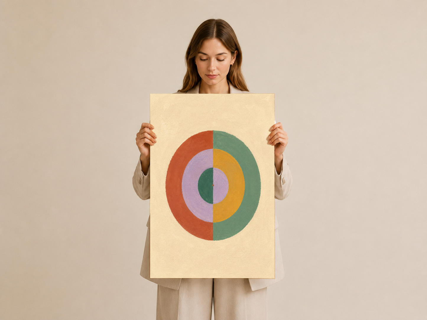 Çok renkli çemberler motifli minimalist baskı, beige duvar önünde tutulmuş haldedir.