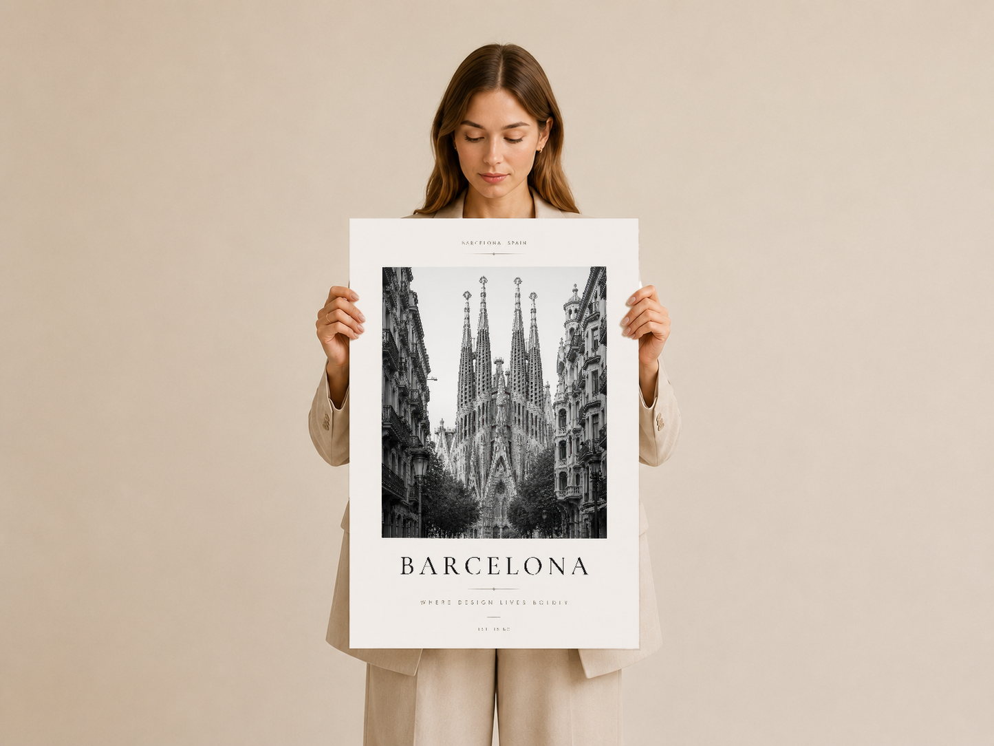 Minimalist Barcelona Sagrada Familia posteri, kadın tarafından tutulmuş, krem tonlu tasarımı ile şık ve zarif bir görünüm