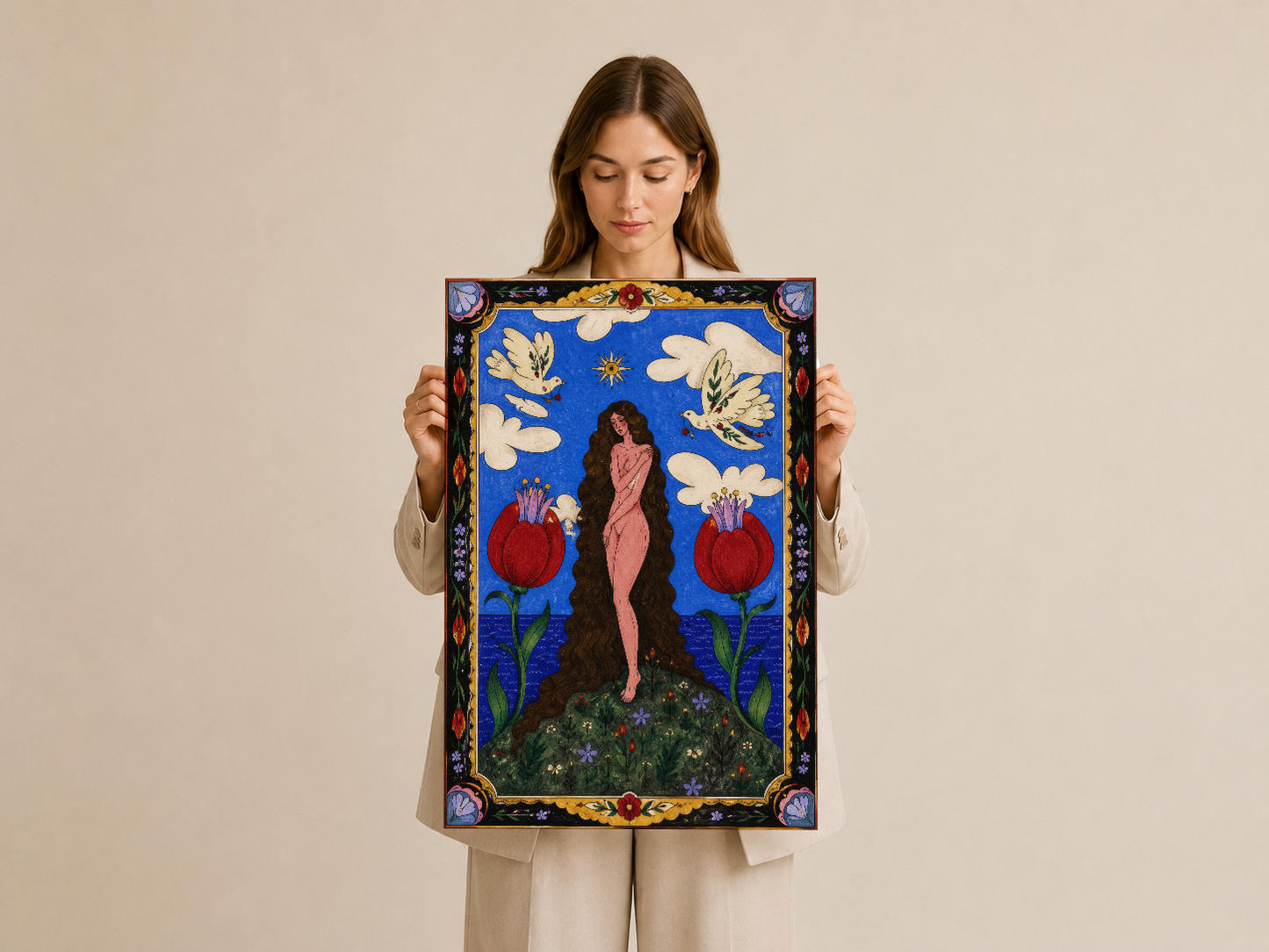 Elle tutulan, dekoratif kenarlı ve canlı mavi renkli mistik temali sanat baskısı.