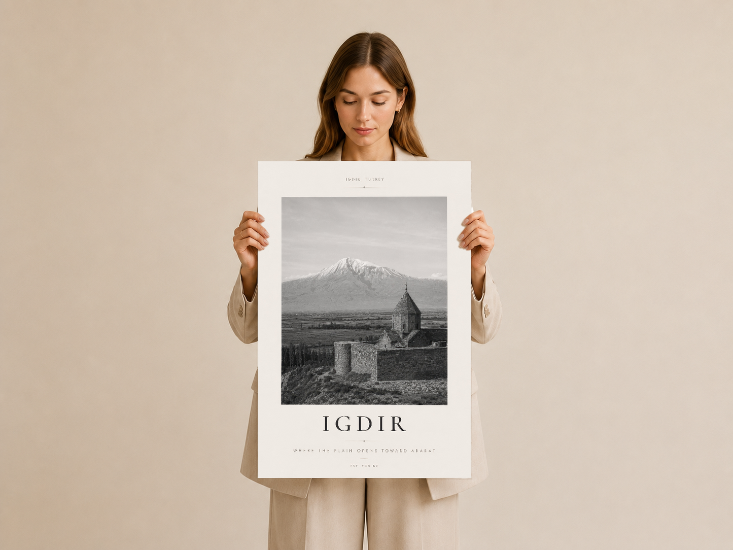 Iğdır sanat baskısı, göz alıcı beyaz matli çerçevede, klasik dağ fotoğrafyası ve tipografi.