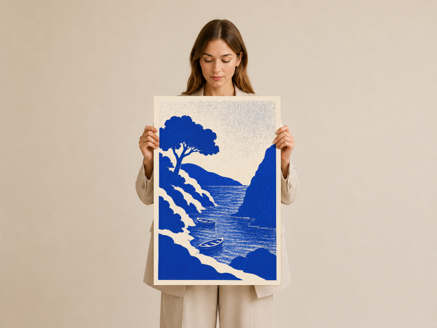 Mavi tonlarda sakin kıyı manzarası art print, kadın tarafından tutularak sunuluyor.