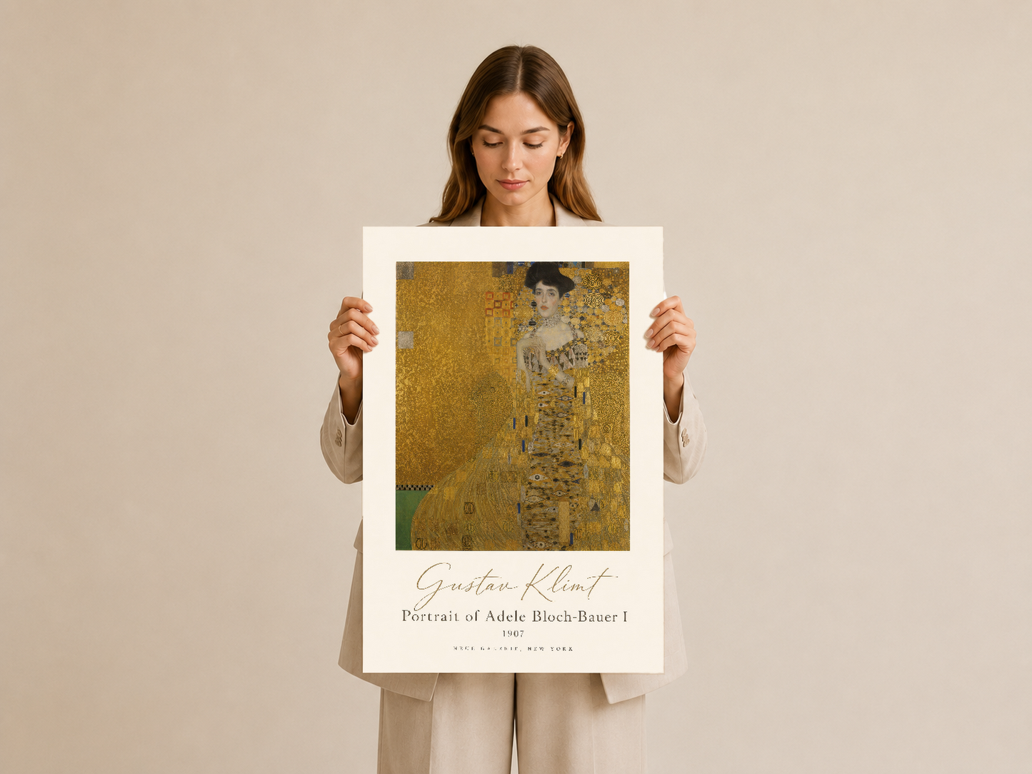 Ele tutulan Klimt eseri, altın detaylarıyla ön plandaki sanat posterinin güzelliğini gösteriyor.