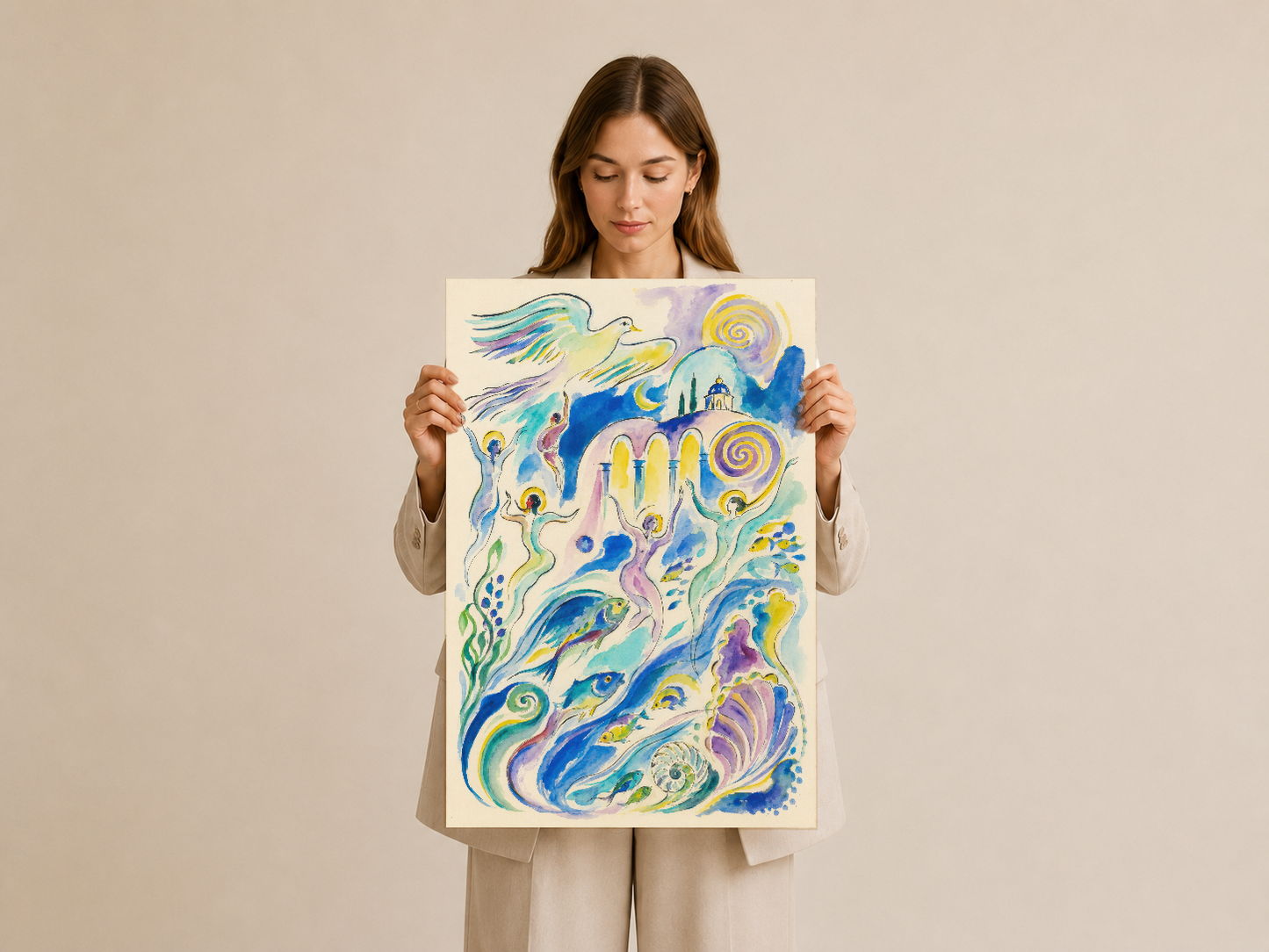 Kadın modelin tuttuğu, pastel tonlarında fantastik manzara ve soyut motifli sanat baskısı.