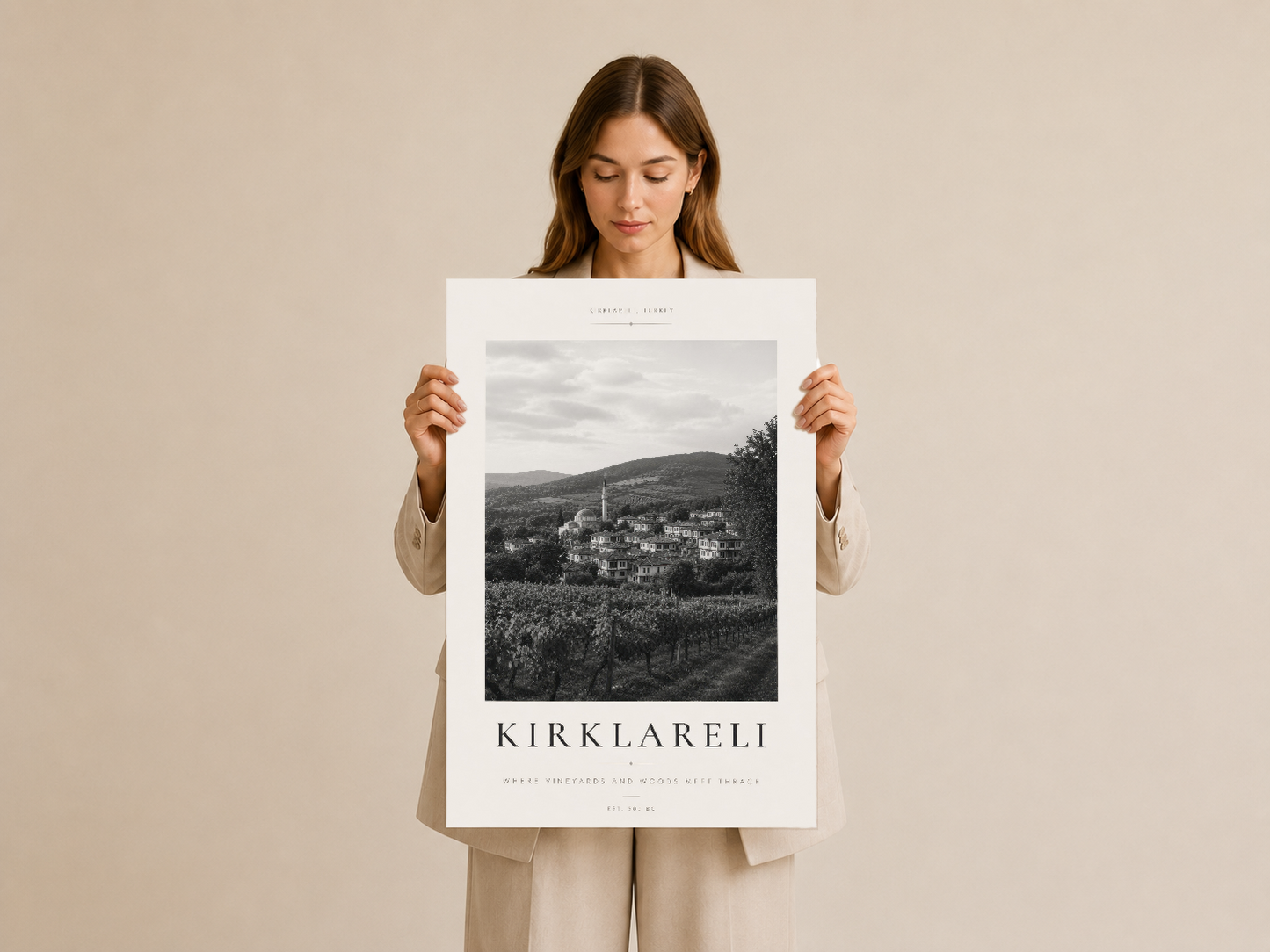 Kırklareli baskı, beyaz mat poster, doğal ışıkta elde tutuluyor, sanat ve tasarım kalitesini gösteriyor.