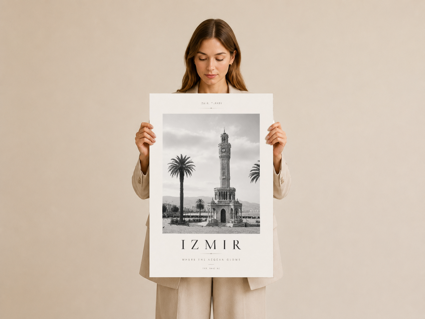 Kadın tarafından tutulan İzmir şehir posteri, siyah beyaz mimari fotoğrafı gösteren duvar sanat eseri.