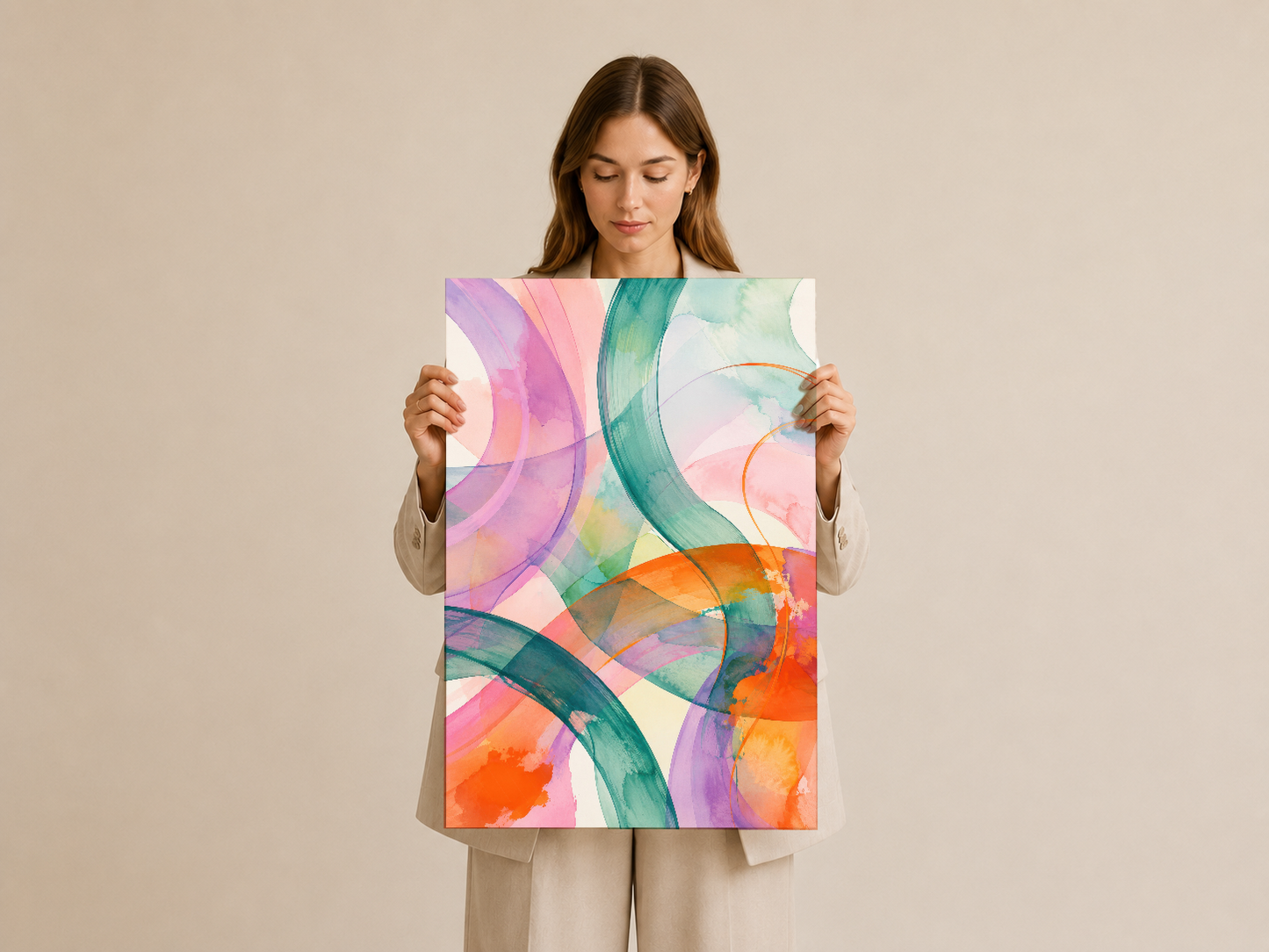 Renkli geometrik akışlarla bezeli modern sanat tablosu, elle tutuluyor.