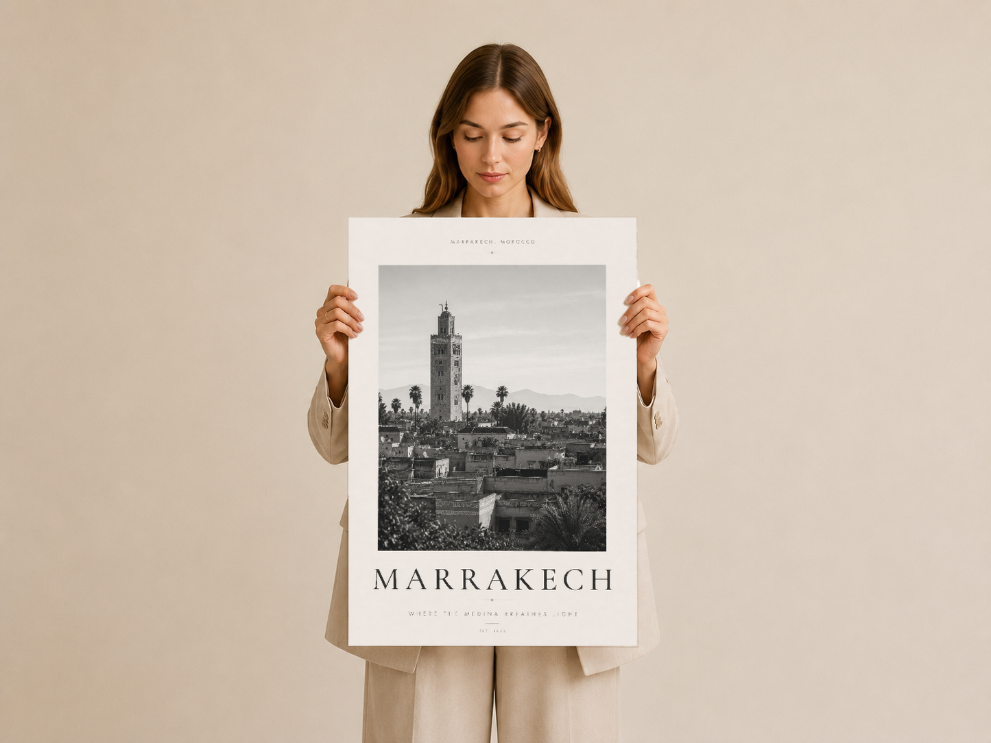 Marrakech duvar sanatı posteri, elde tutulan görüntüsüyle orijinal baskı kalitesi ve çerçeveleme örneği.