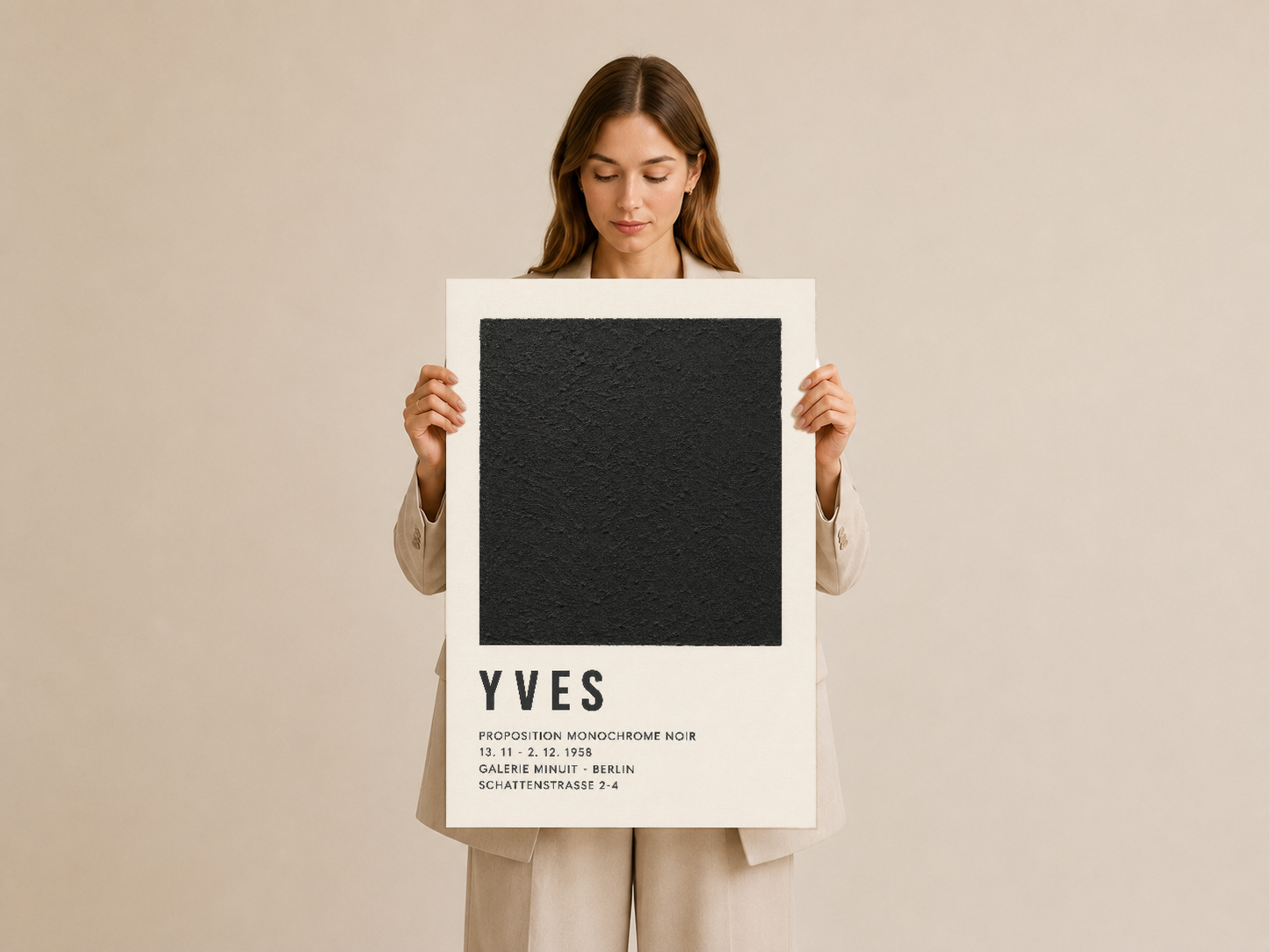 Kadın tarafından tutulan YVES siyah kare sanat tablosu, Berlin galeri sergisi referanslı.