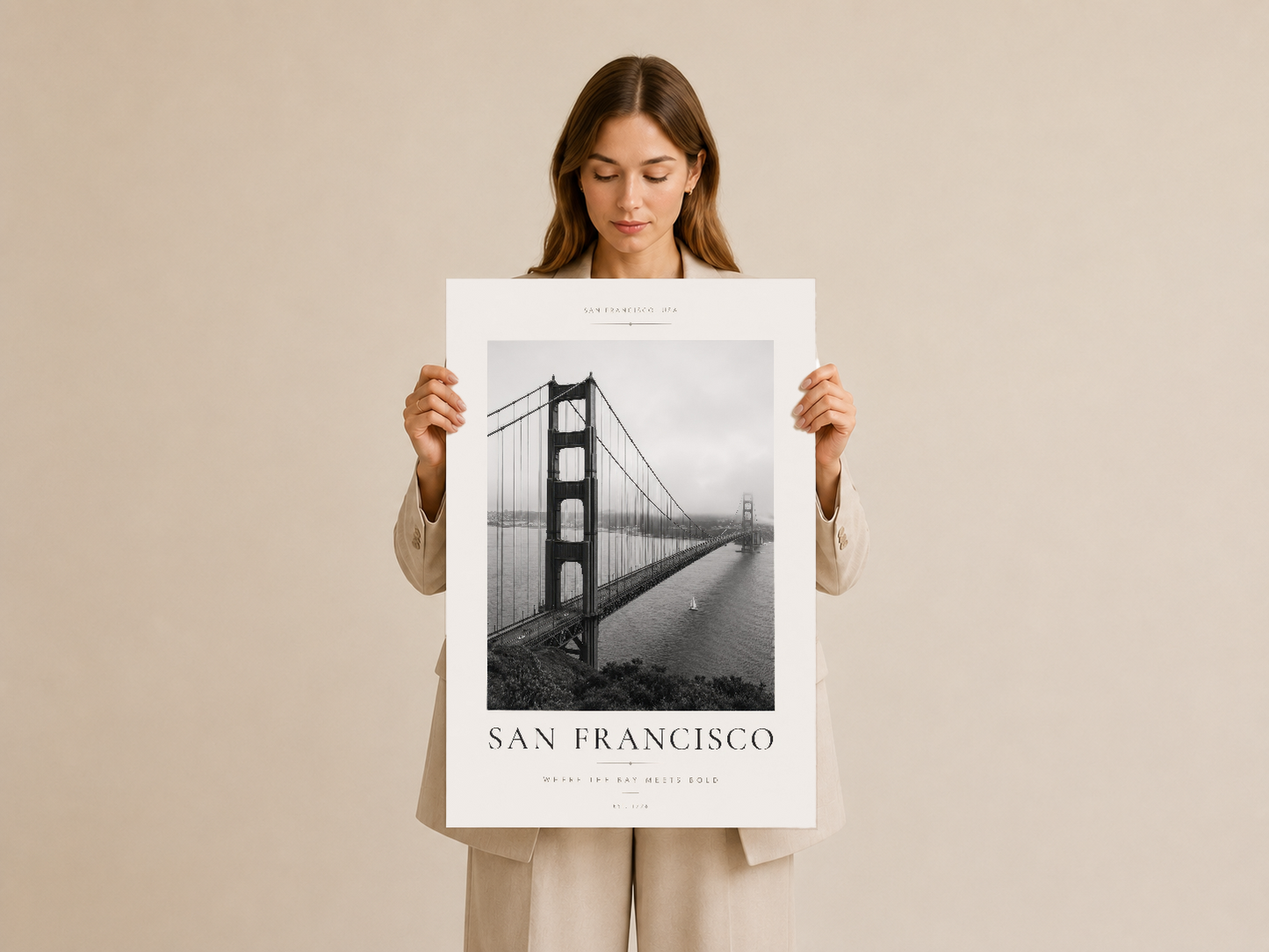 Genç kadın, San Francisco Golden Gate Köprüsü posterini ellerinde tutuyor.
