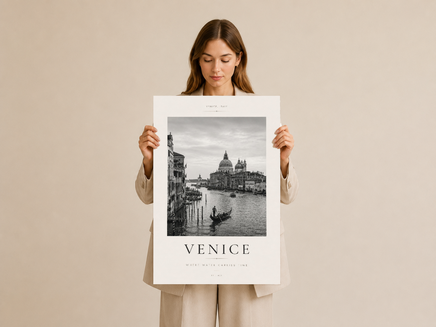 Venedik travel poster'ı, nötr arka plan önünde tutularak vintage estetik ve yolculuk temasını vurgulayan stil.