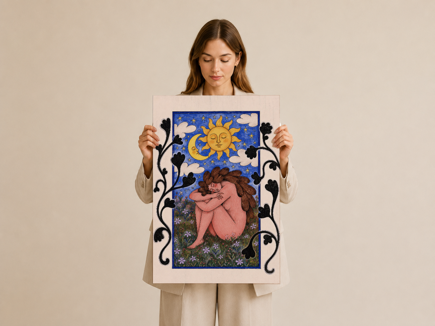 Ay ve güneş temalı, dekoratif çerçeveli poster tasarım, elle tutuluş gösterimi.